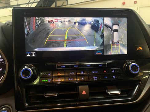 Used 2022 Toyota Highlander Limited AWD/4WD image 25