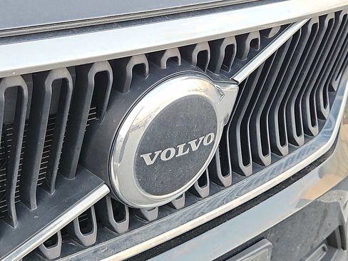 Used 2023 Volvo XC40 B4 Core image 4