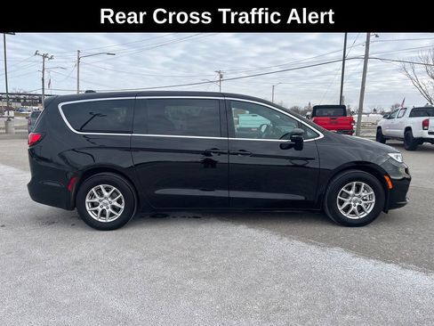 Used 2025 Chrysler Pacifica Select image 8
