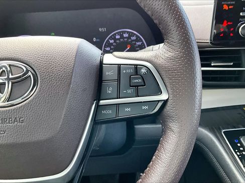 Used 2022 Toyota Sienna Platinum image 25