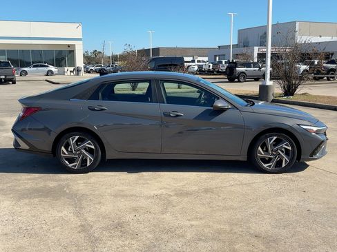 Used 2025 Hyundai Elantra SEL image 2