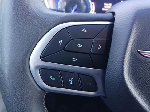 Used 2023 Chrysler Pacifica Touring-L image 33