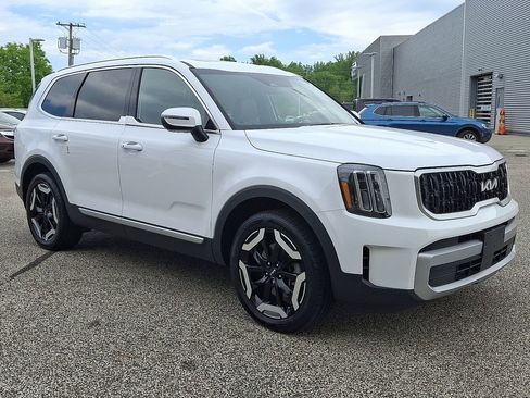 Used 2023 Kia Telluride EX w/ EX Captain's Chair Package FWD image 3