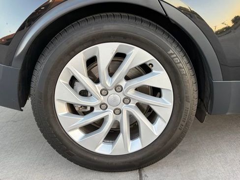 Used 2025 Land Rover Discovery S image 5