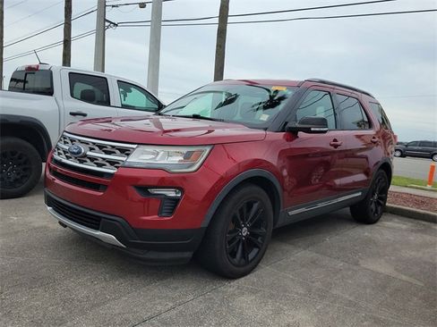 Used 2018 Ford Explorer XLT w/ Equipment Group 202A image 3