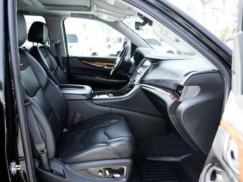 Used 2018 Cadillac Escalade ESV Premium Luxury image 46