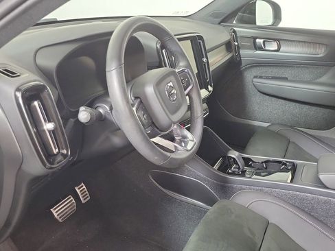 Used 2022 Volvo XC40 P8 Recharge Ultimate image 11