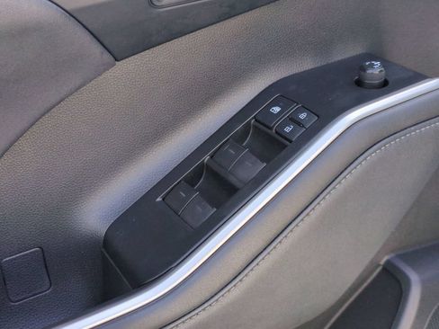 Used 2021 Toyota Highlander XLE FWD image 12