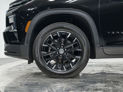 Used 2025 Chevrolet Traverse LT w/ Sun and Wheel Package image 3