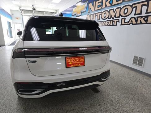 Used 2025 Lincoln Nautilus Reserve AWD/4WD image 6