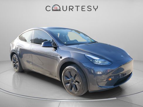 Used 2025 Tesla Model Y Long Range image 5