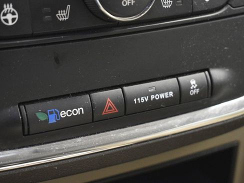 Used 2015 Chrysler Town & Country Touring w/ Driver Convenience Group image 33