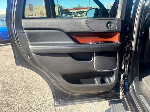 Used 2021 Lincoln Navigator Reserve image 18