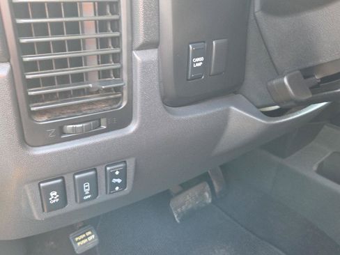 Used 2015 Nissan Titan SV w/ SV Value Truck Package AWD/4WD image 12