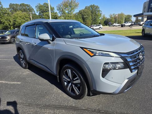 Used 2025 Nissan Rogue SL image 1