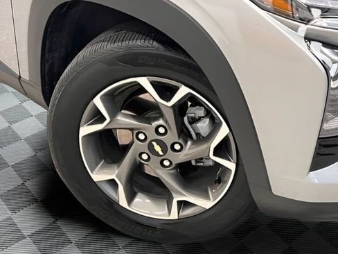Certified 2025 Chevrolet Trax LT FWD image 24