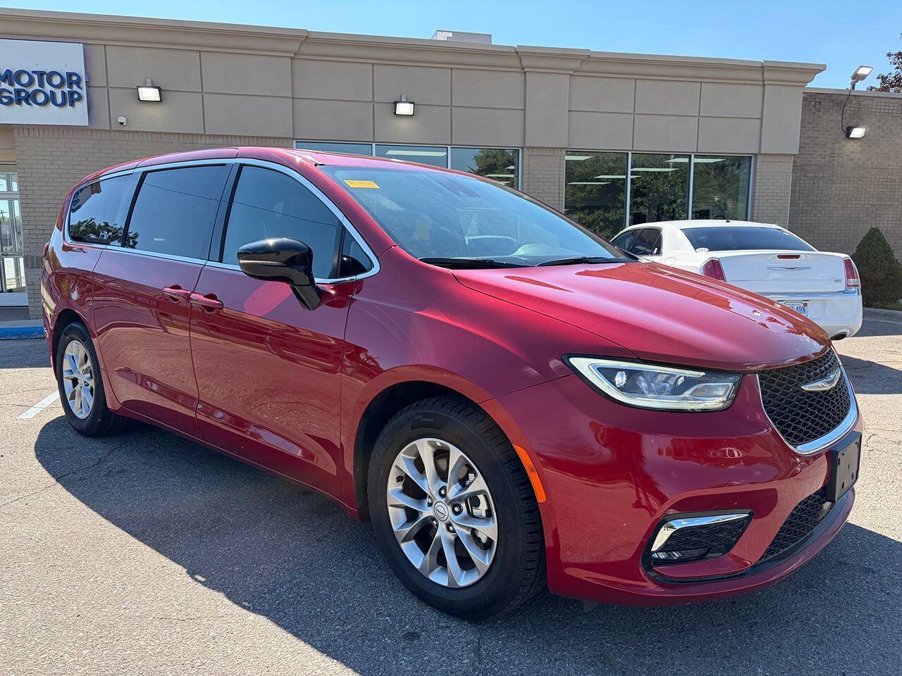 Used 2026 Chrysler Pacifica Limited FWD image 3