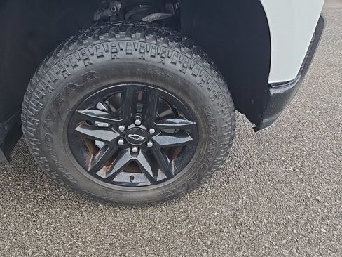 Used 2019 Chevrolet Silverado 1500 LT Trail Boss AWD/4WD image 9