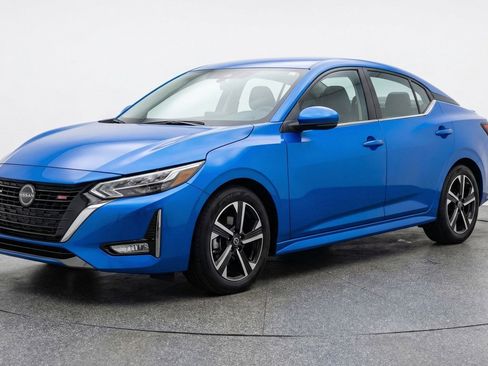 Used 2025 Nissan Sentra SV image 3