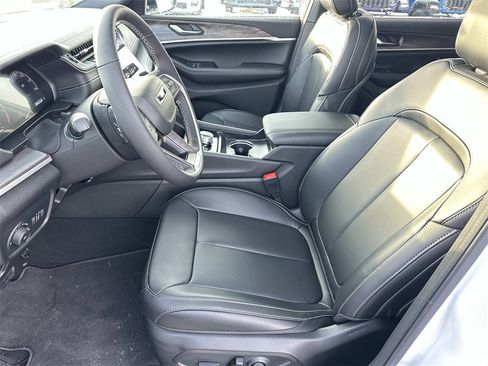 New 2025 Jeep Grand Cherokee L Limited w/ Black Appearance Package image 13