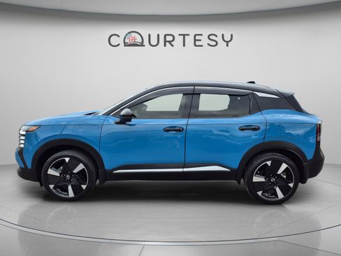 Certified 2025 Nissan Kicks SR FWD image 2