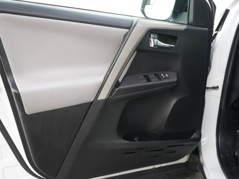 Used 2018 Toyota RAV4 XLE AWD/4WD image 18