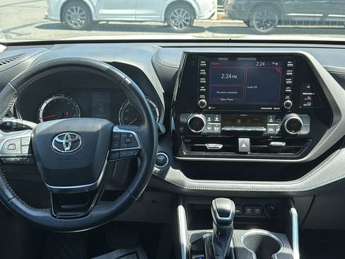 Used 2020 Toyota Highlander LE AWD/4WD image 24