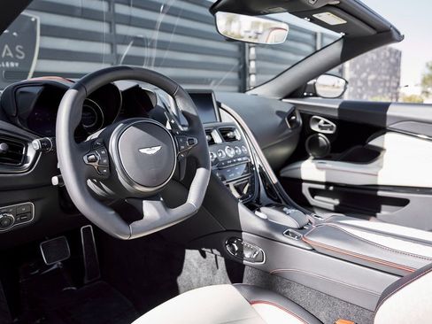 Used 2023 Aston Martin DBS Volante image 2