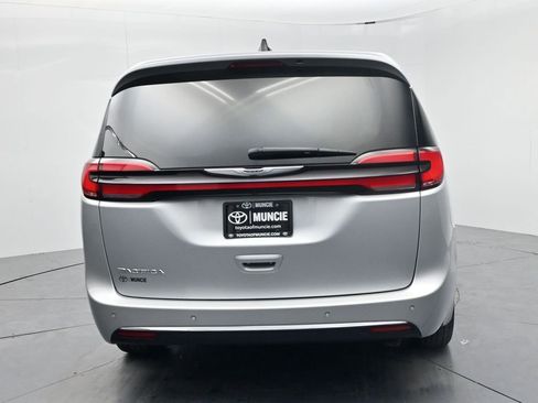 Used 2024 Chrysler Pacifica Touring-L FWD image 7