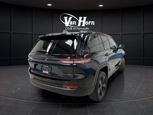 Used 2024 Jeep Grand Cherokee Limited w/ Black Appearance Package image 3