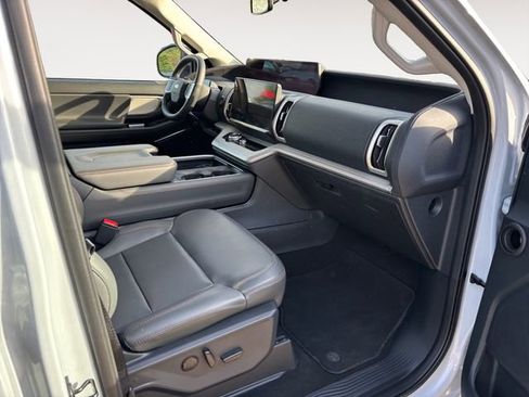 Certified 2025 Ford Expedition Active AWD/4WD image 10