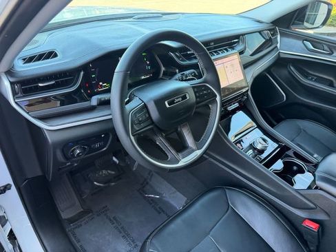 Used 2023 Jeep Grand Cherokee 4WD 4xe image 13