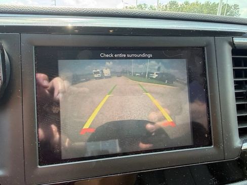 Used 2020 Chrysler Pacifica Touring-L FWD image 13