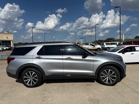 Used 2023 Ford Explorer ST-Line w/ Class IV Trailer Tow Package RWD image 18