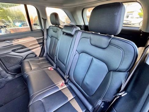 Used 2023 Jeep Grand Cherokee Limited w/ Trailer Tow Prep Group (B) AWD/4WD image 9