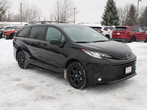 Used 2025 Toyota Sienna XLE Woodland Edition image 3