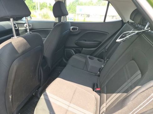 Used 2022 Hyundai Venue SEL FWD image 9