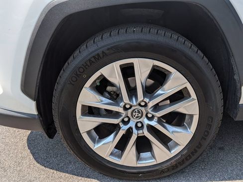 Used 2019 Toyota RAV4 XLE Premium w/ Advanced Technology Package FWD image 4