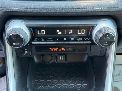 Used 2019 Toyota RAV4 XLE FWD image 22