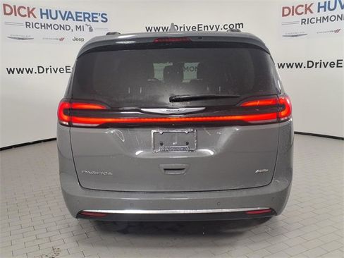 Used 2022 Chrysler Pacifica Touring-L image 5
