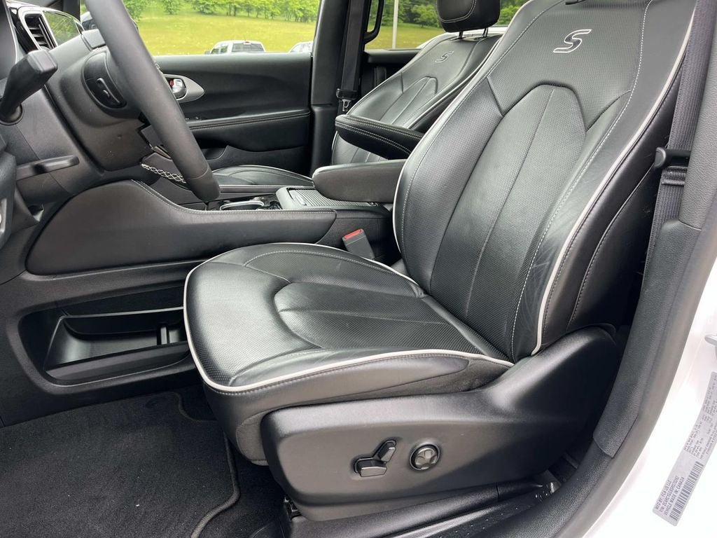 Used 2025 Chrysler Pacifica Limited FWD image 35