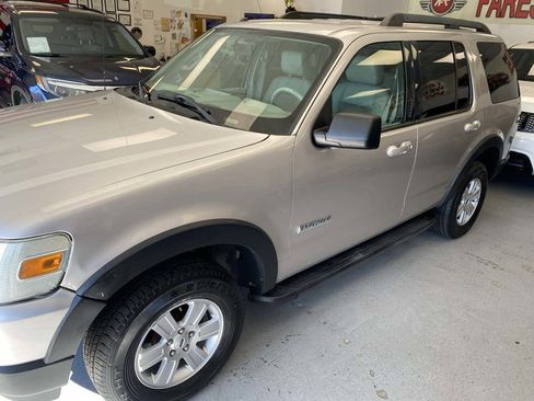 Used 2007 Ford Explorer XLT image 3