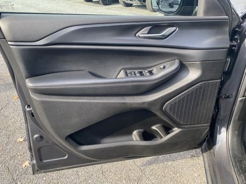 Used 2023 Jeep Grand Cherokee Altitude image 12