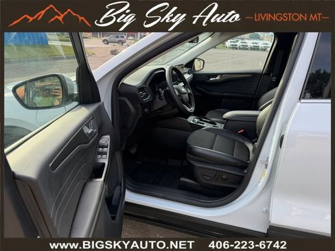 Used 2025 Ford Escape SE w/ Class II Trailer Tow Package FWD image 12