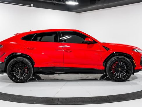 Used 2025 Lamborghini Urus SE AWD/4WD image 2