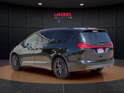 Used 2021 Chrysler Pacifica Touring w/ Cold Weather Group AWD/4WD image 2