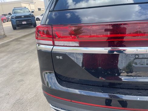 Used 2025 Volkswagen Atlas SE image 11