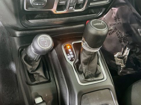 Used 2023 Jeep Gladiator Sport AWD/4WD image 17