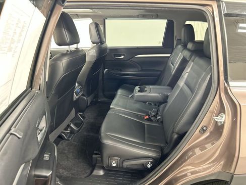 Used 2018 Toyota Highlander XLE w/ Carpet Mat Package (TMS) image 21