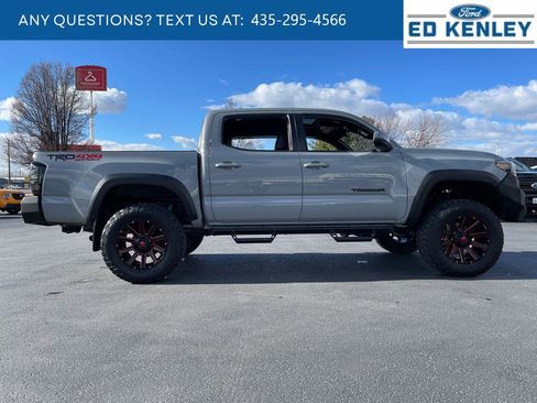 Used 2019 Toyota Tacoma TRD Off-Road image 24